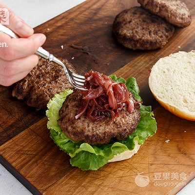 The pine shows the way of beef hamburger