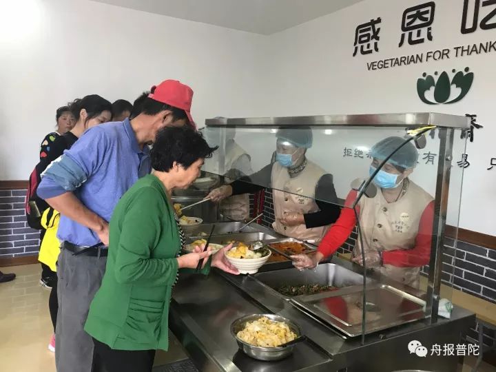 这个退伍军人在普陀山开了家免费素食餐厅，起因竞是27年前的那个夜晚……