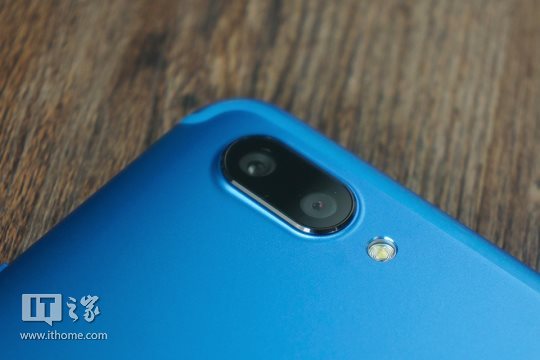 vivo X20手机上vivo蓝颜色拆箱图赏：蓝田生翠玉，名门世家出贤能