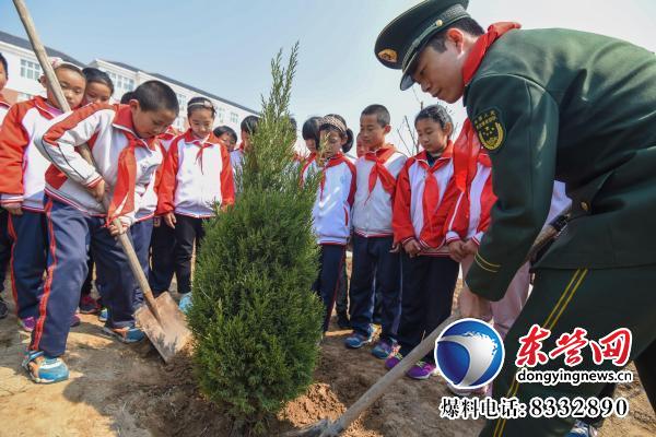 东营边防支队民警和新户镇小学生栽种“追思树”