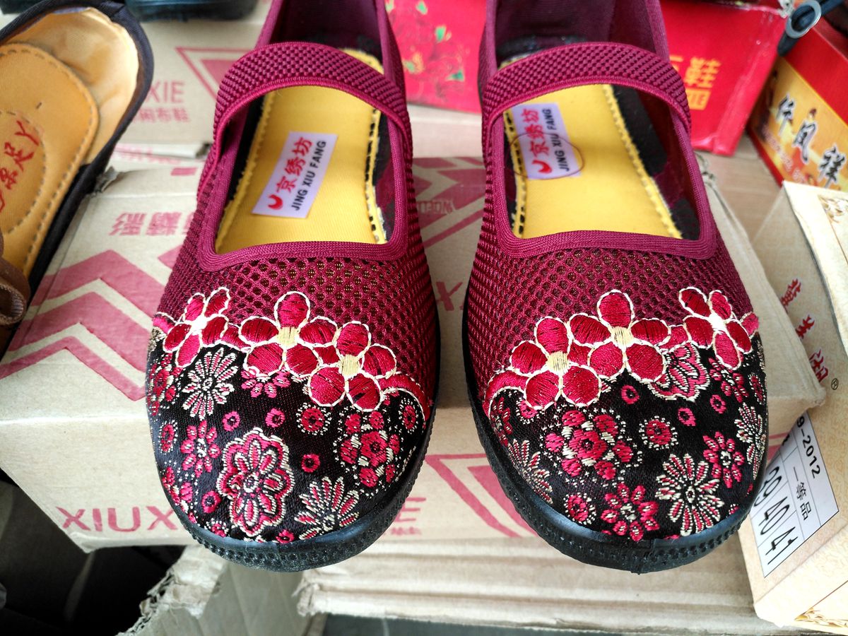 在大朱村逢集的集市上,小编看见一家卖老北京布鞋的摊子,布鞋花样繁多