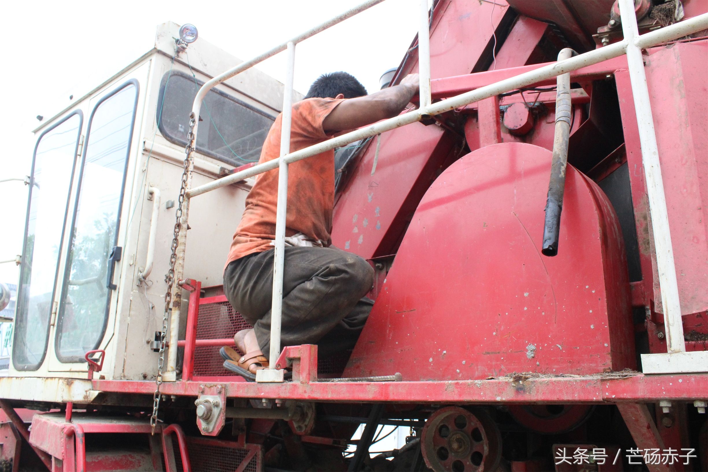 去年三萬(wàn)八賣(mài)臺(tái)二手玉米收割機(jī)，經(jīng)常出毛病，今年提前準(zhǔn)備