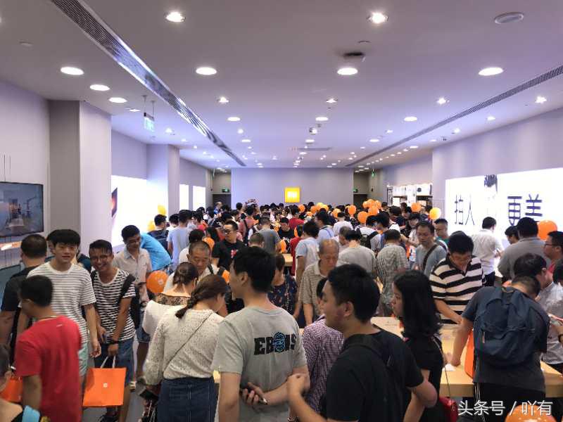 小米手机线下推广自营零售店愈来愈多，武汉市都开第三家店面，当场十分受欢迎