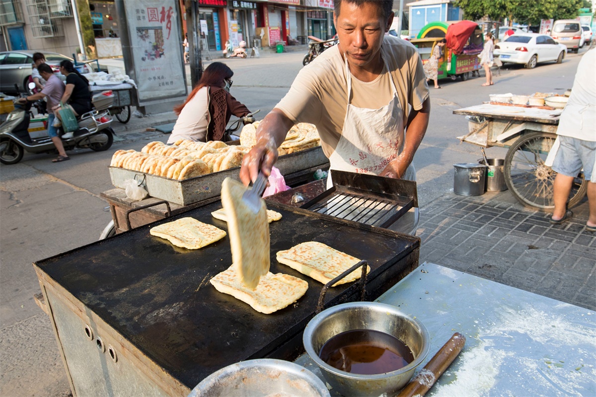 农村大哥街头独自卖烧饼,一块钱一个,一天能卖六百个