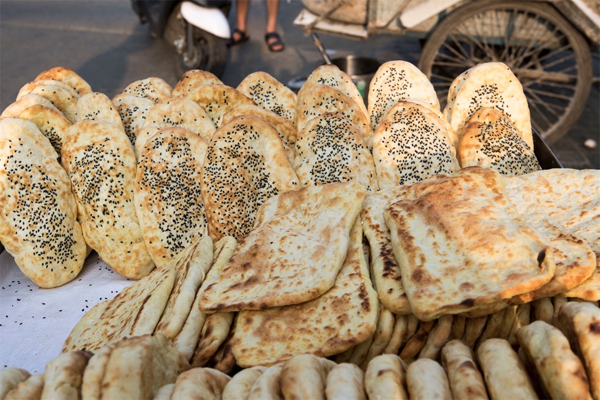 农村大哥街头独自卖烧饼,一块钱一个,一天能卖六百个