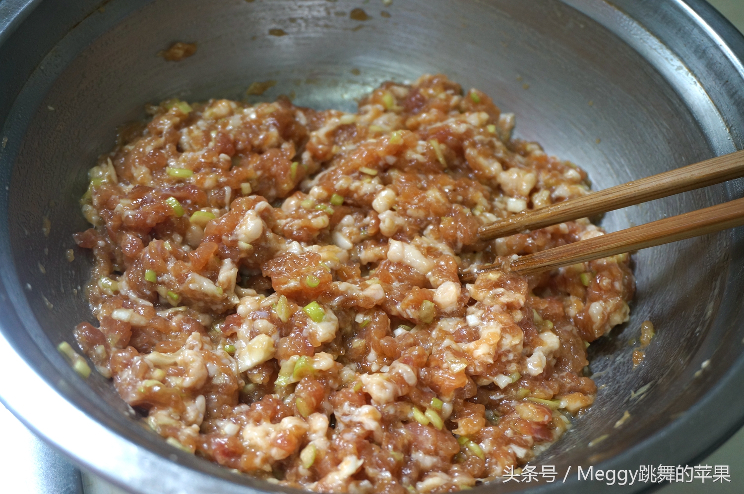 生抽,香油,一棵大蔥切末;【豬肉豆角胡蘿蔔燙麵蒸餃】材料:麵粉,開水