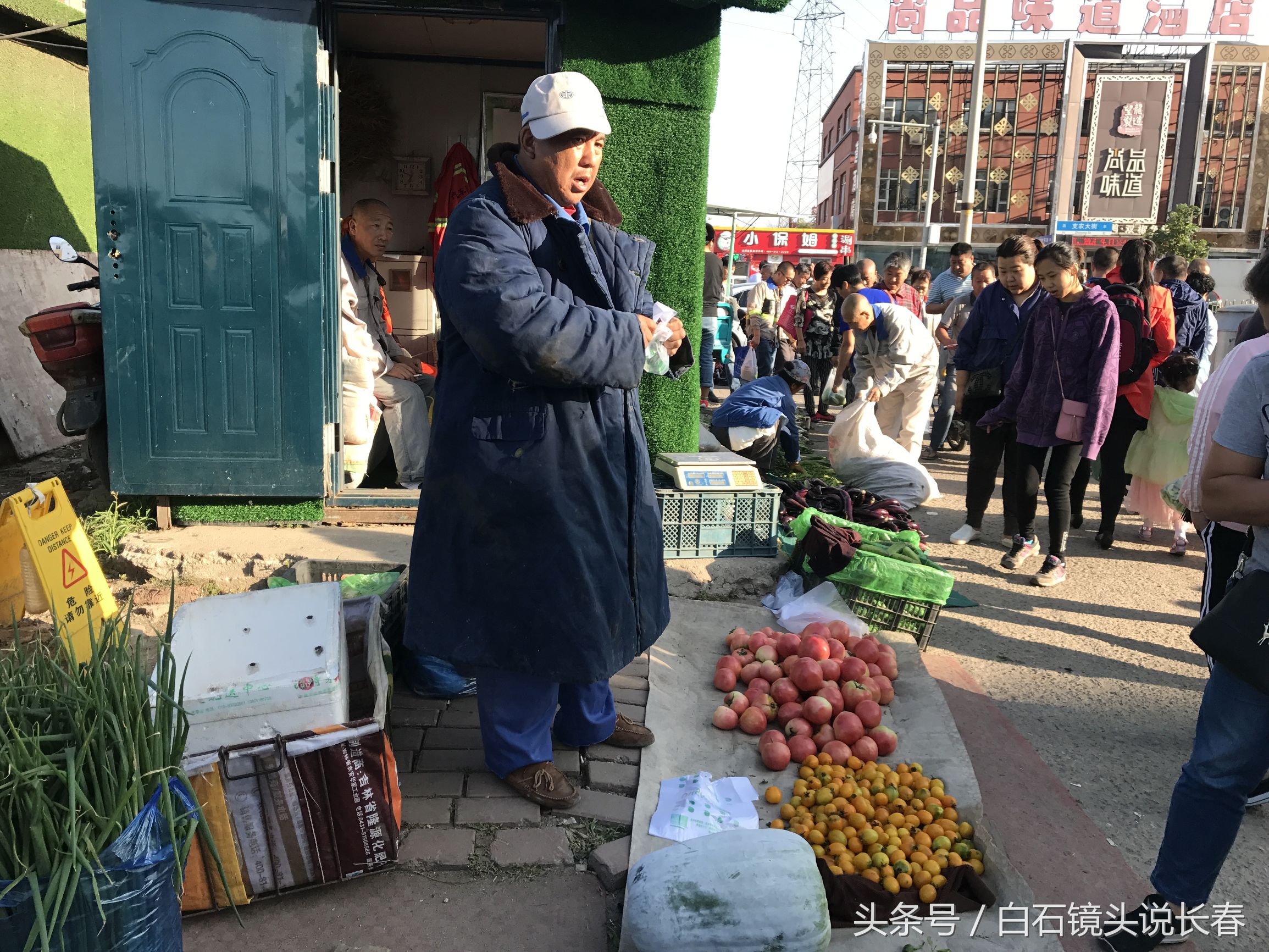 长春八月如初冬 户外12度穿棉大衣卖货
