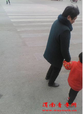 潼关城区北十字交警关爱妇女儿童在行动