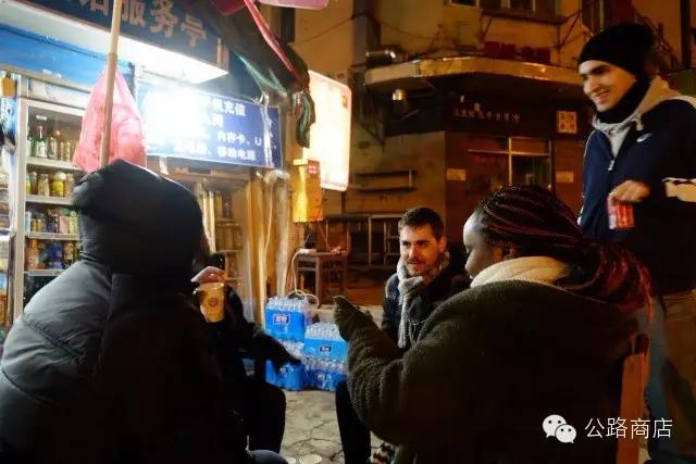 南京青年和穷老外们在上海路看完演出，会在