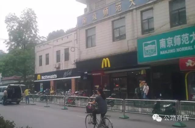 南京青年和穷老外们在上海路看完演出，会在