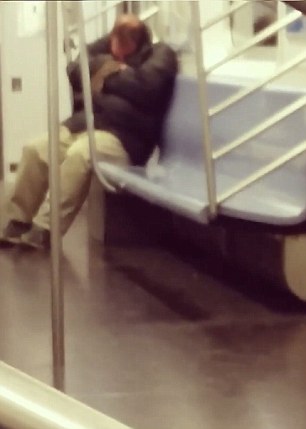 太惊悚，纽约地铁肥硕老鼠竟爬到熟睡乘客身上！