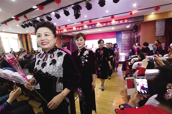 近百名晋中女职工上演一场“中国古典风”旗袍秀