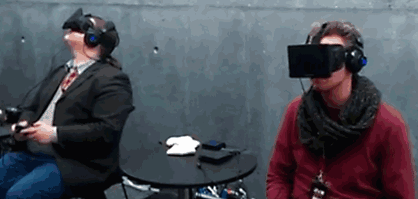 戴着VR坐过山车 光看看肾上腺素就飙高了！