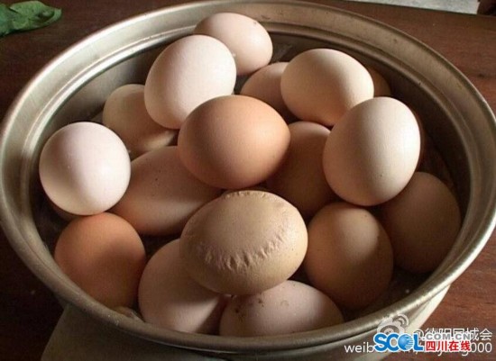 罗江一农户母鸡产下“皱纹蛋” 畜牧局人员表示可正常食用