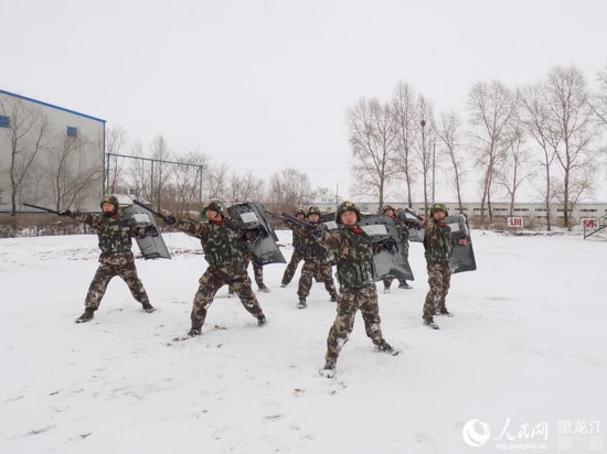 黑龙江绥滨边防机动中队冒雪练兵 锤炼官兵意志