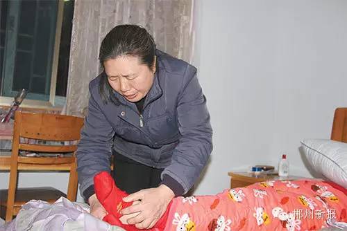 郴州市九中女教师钟育芬照顾一家三代人的故事