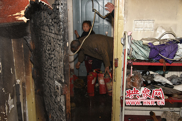 郑州一家属院房屋突起大火 疑因打火机暴晒引起