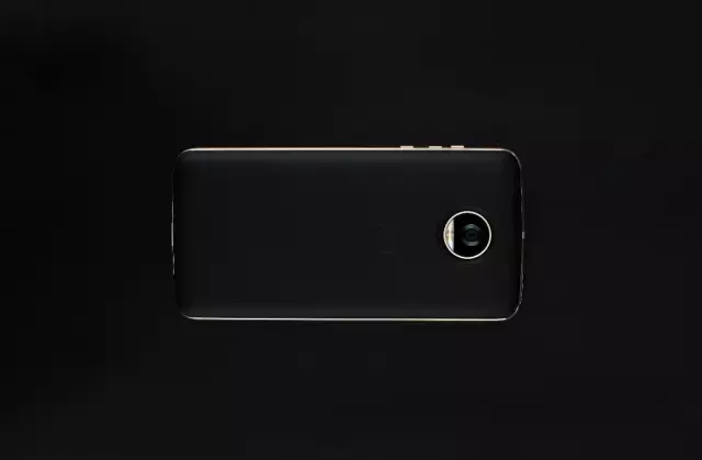 模块手机重续一代：Moto Z2 Play拆箱