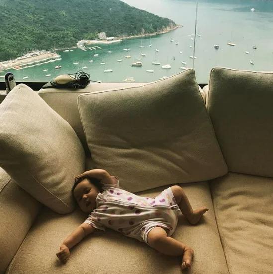 最小炫富女(最小富二代炫富:奶嘴镶钻躺在钱堆里游泳!