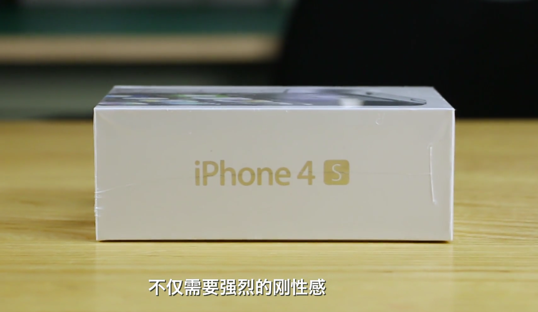 六年前的iPhone4s店新手机拆箱感受：外壳背部光滑、ios6系统软件顺畅