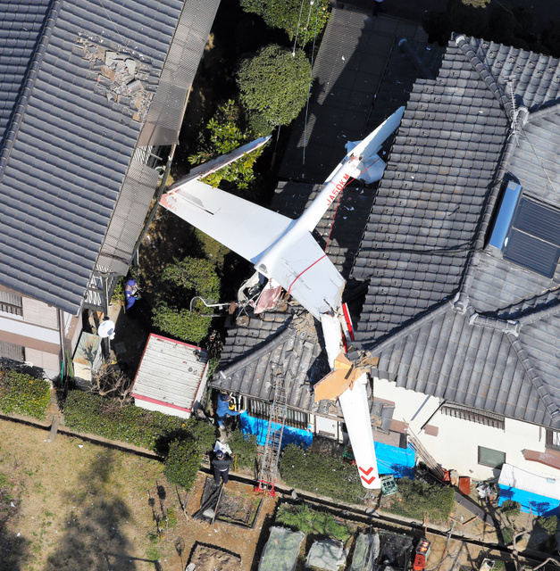 日本千叶县一民房被滑翔机砸中 两人心肺功能停止.