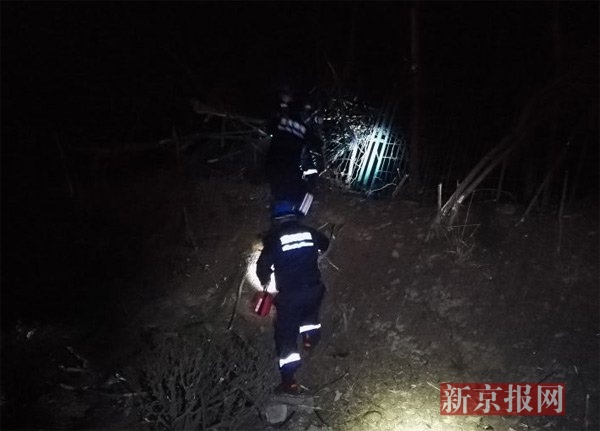 岳阳蓝天救援队：京港澳高速爆炸有车零件被炸飞至50米外山上