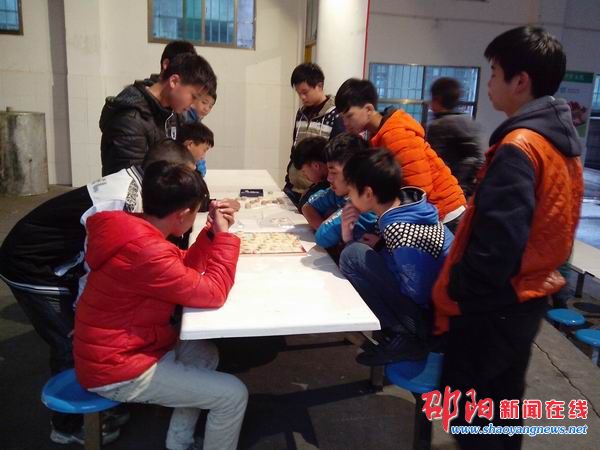 隆回县石门中学举行2016春季学生象棋大赛