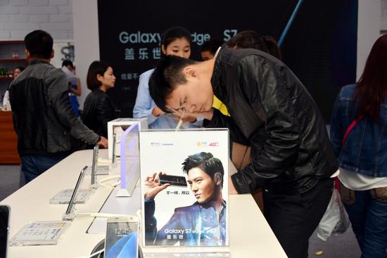 中国电信网携手并肩三星公布新手机 三网通4g s7评为最强手机上