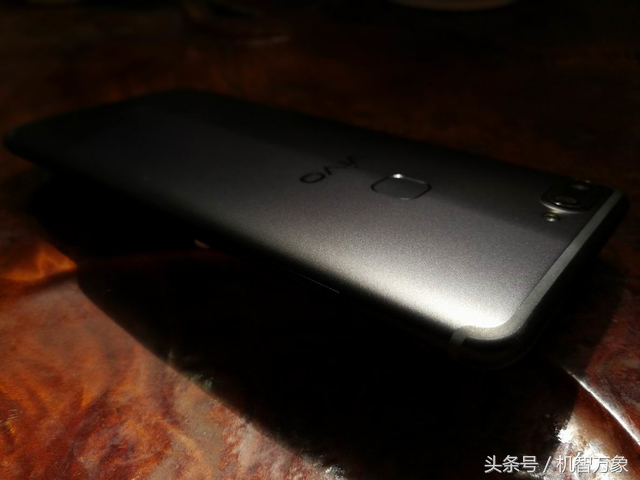 vivo X20全面屏手机开箱图赏简评 颜值人脸识别拍照是亮点