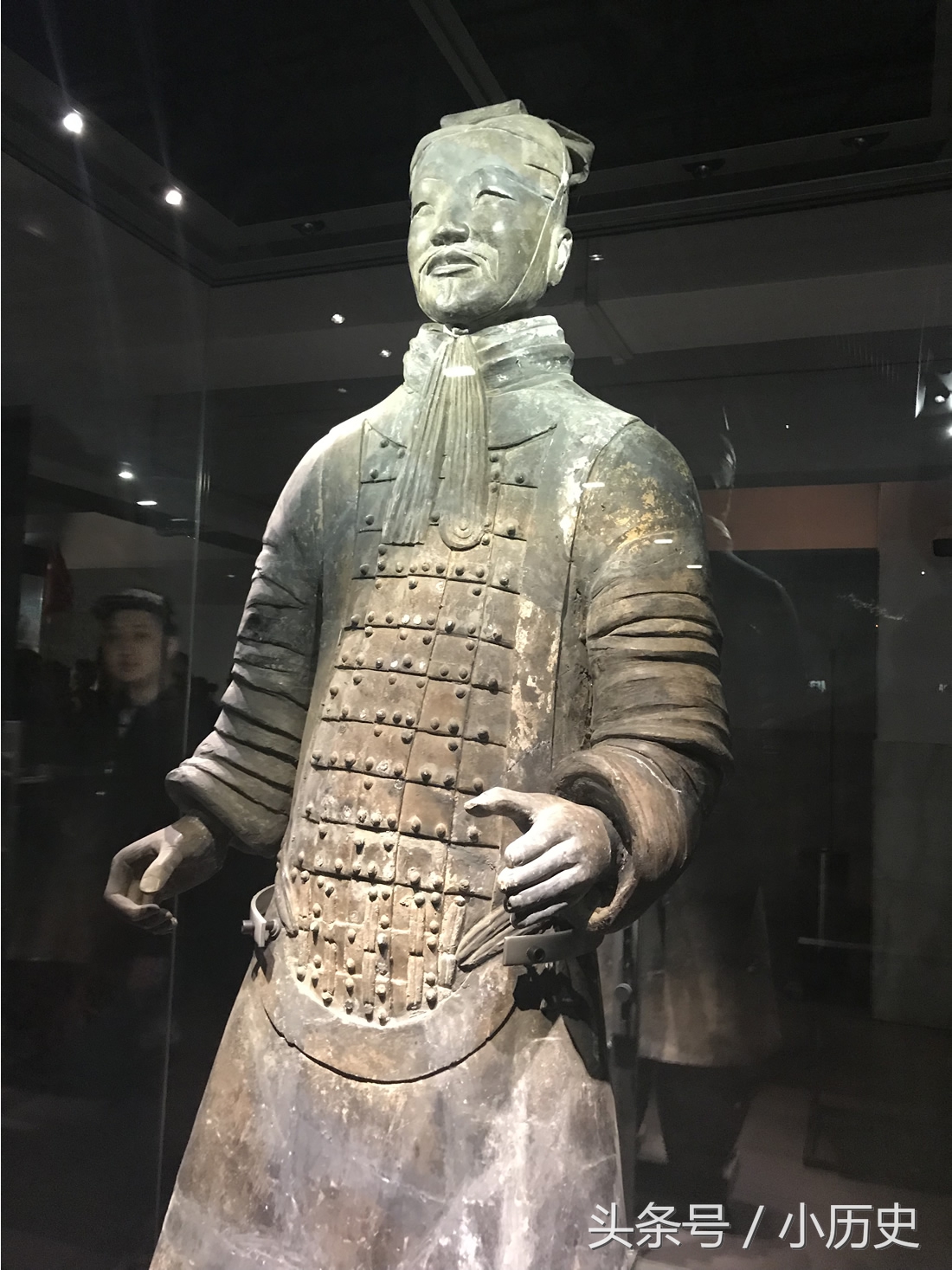 秦始皇兵马俑都灰不溜湫？刚出土时色彩斑斓，15秒后褪色
