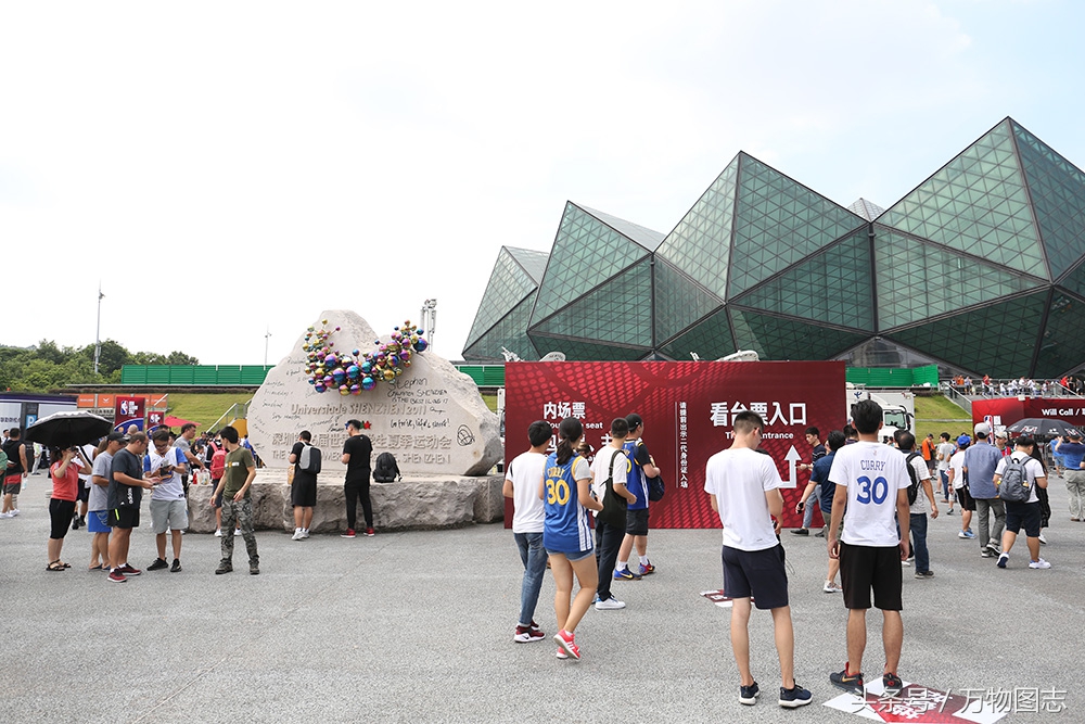 nba黄牛为什么要收票(NBA中国赛揭开战幕！场外黄牛票价翻倍被炒到上千元)