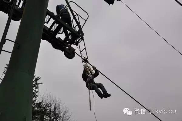贵州开阳南江大峡谷举行缆车救援演练