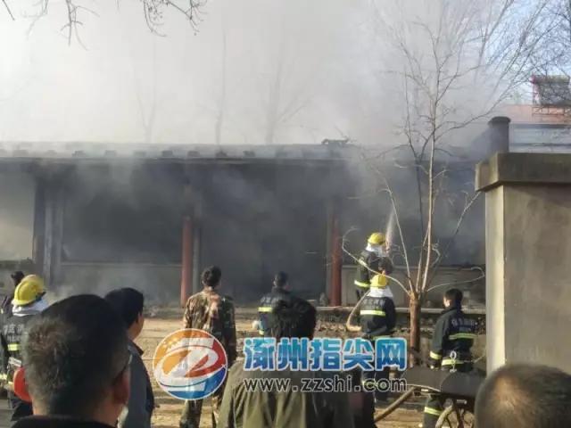 保定涿州码头镇某村发生火灾，家里无人，房子全烧毁了！