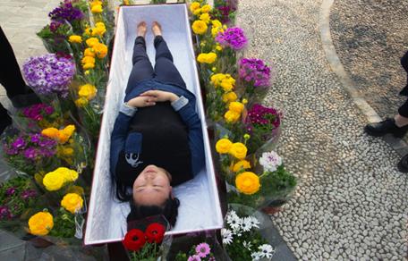 北京活人躺棺引市民围观 《生前契约》成热点