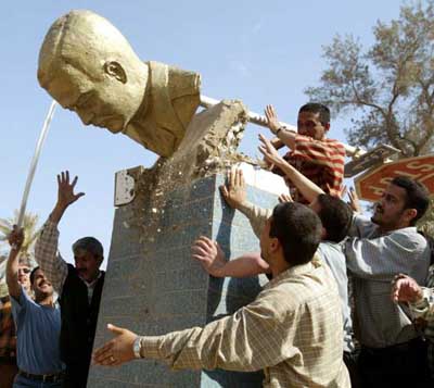 当年推翻萨达姆雕像的那个人后悔了吗？他说出了伊拉克人民的心声