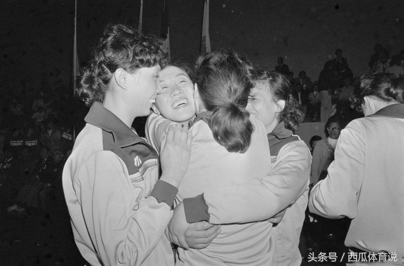 1982年女排世界杯夺冠(老中国女排世锦赛珍贵照片 1982年袁伟民率领中国女排夺得首冠！)