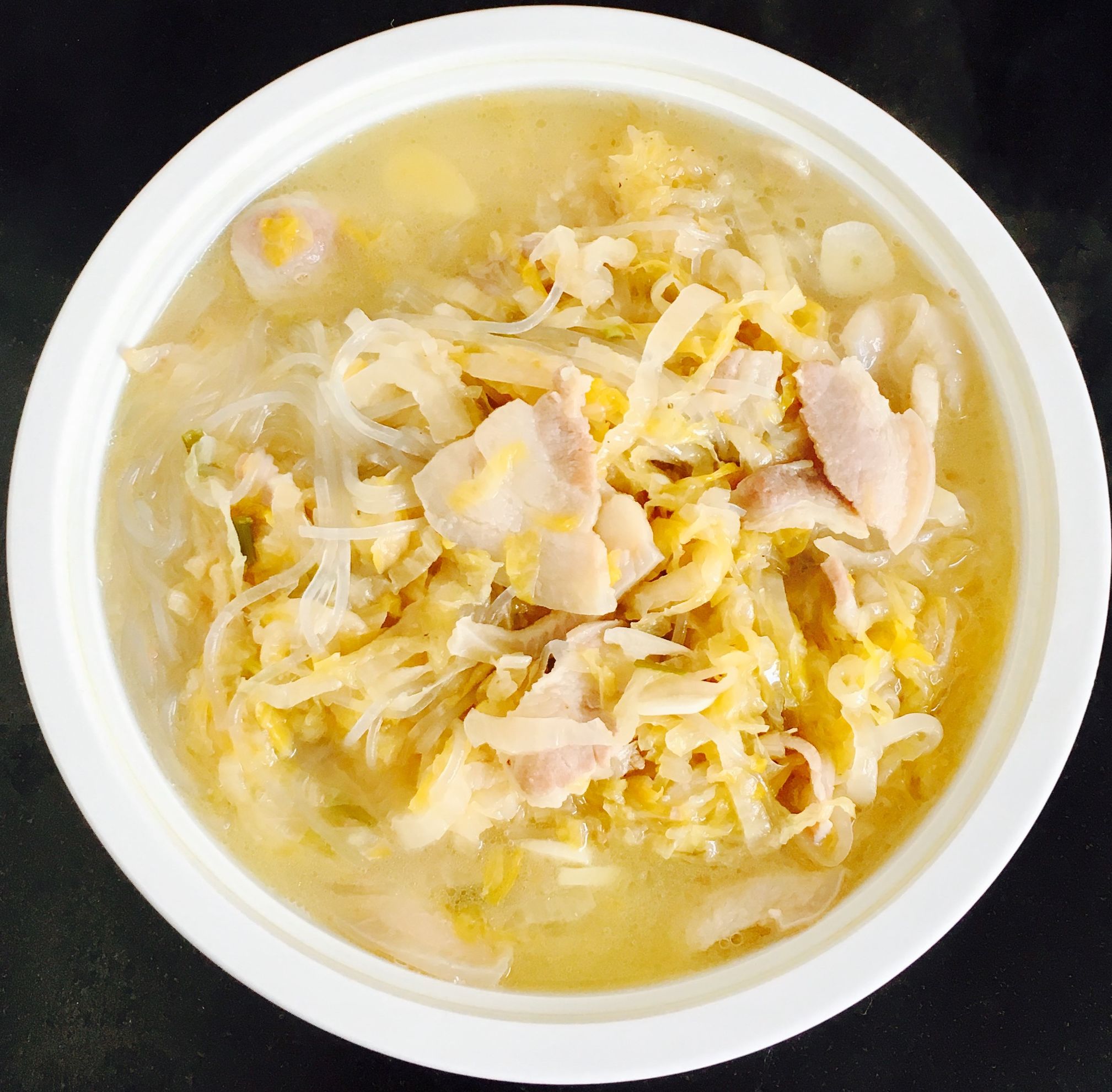 猪肉酸菜炖粉条的家常做法，怎样做猪肉酸菜炖粉条好吃?