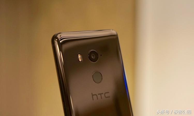 HTC U11+ 上手：全面屏，半透明玻璃后盖，还有一根神线｜首发