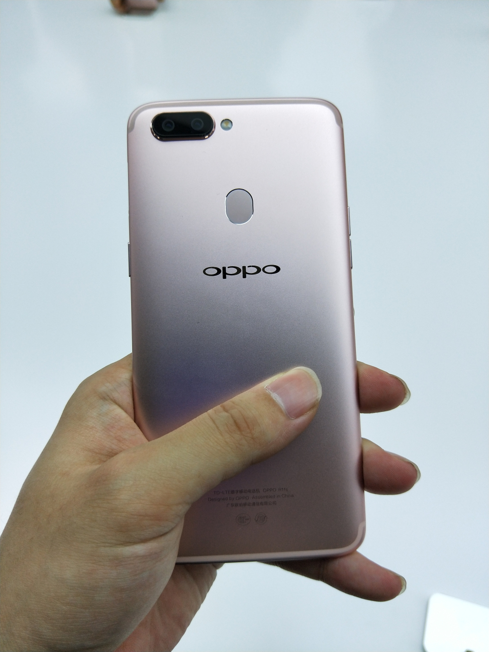 华为公司，小米手机怕吗？OPPO R11s在京公布，主推时尚潮流国际范