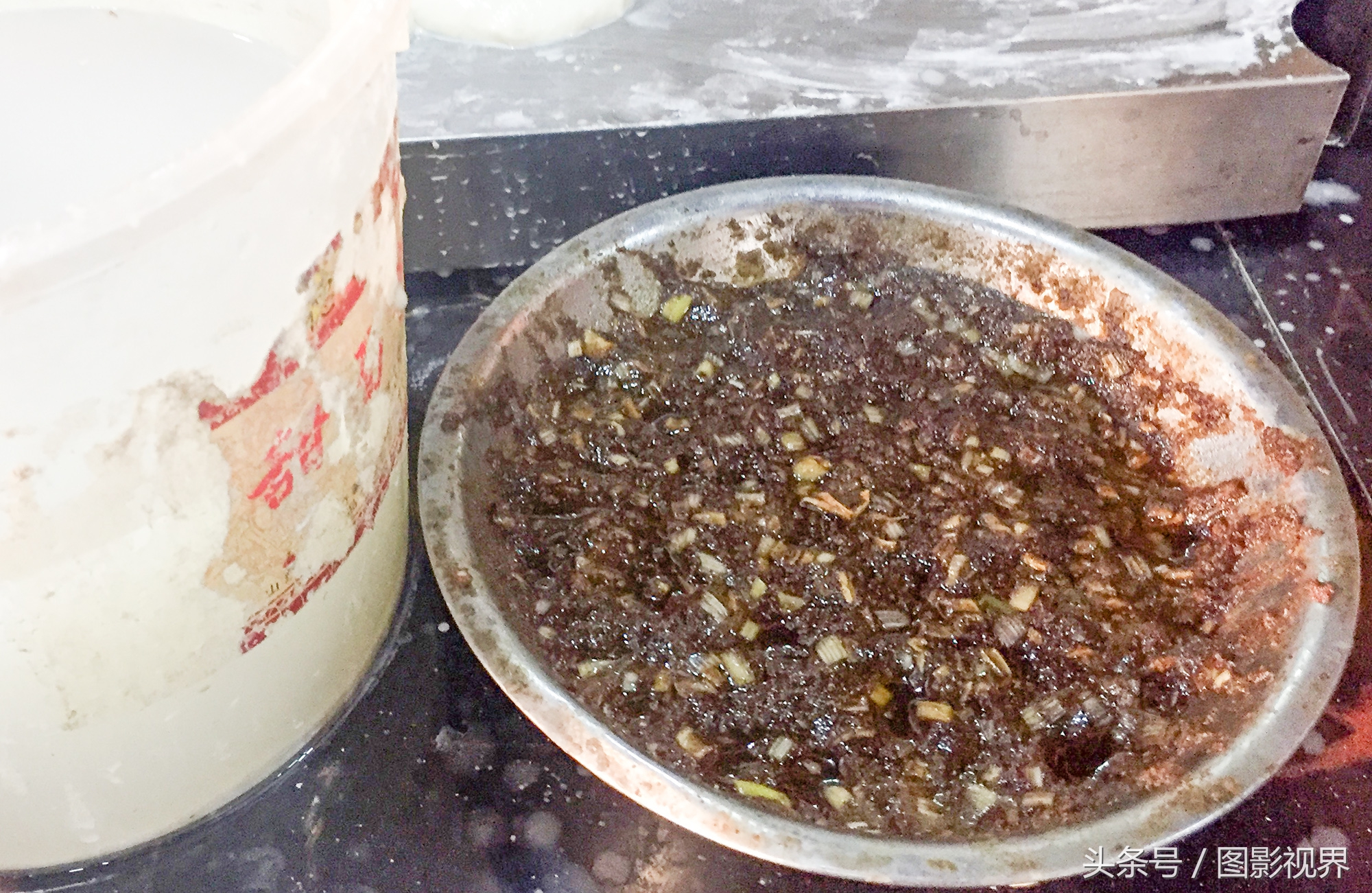 六旬夫妇做武大郎烧饼30年 手艺精湛被大饭店聘请成为招牌美食
