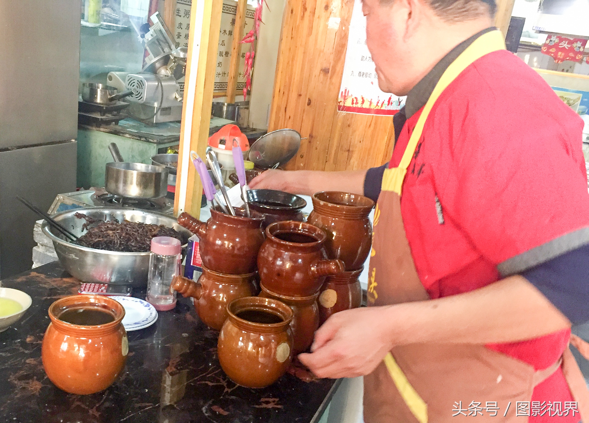六旬夫妇做武大郎烧饼30年 手艺精湛被大饭店聘请成为招牌美食