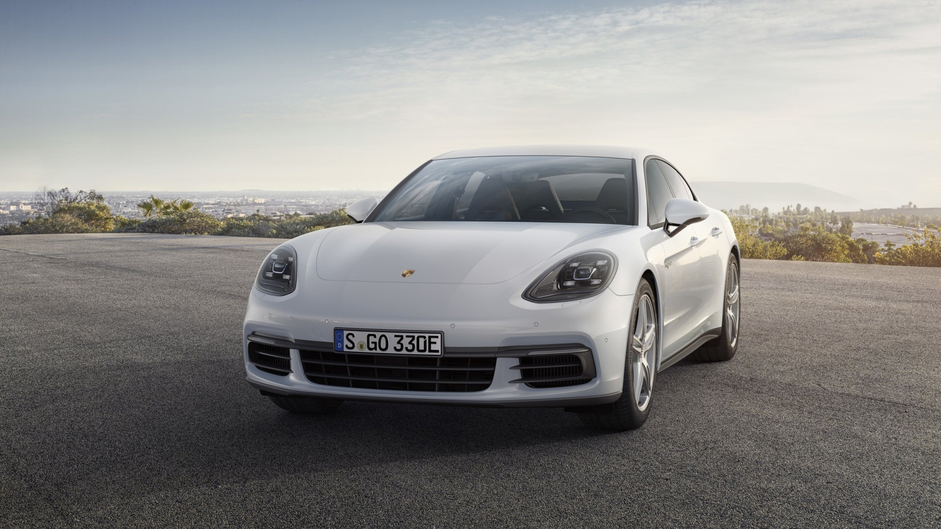 亮白保时捷Panamera4超跑桌面壁纸