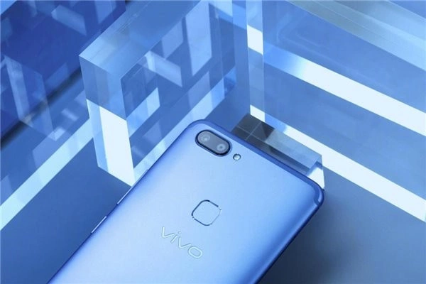 王源相同，官方網(wǎng)公布vivo X20藍(lán)的真機美圖照片