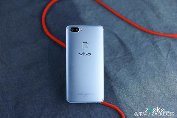 看厌了全面屏手机后，vivo X20以“vivo蓝”颜色再出场