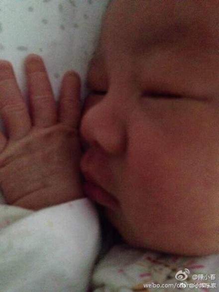 Jasper婴儿时期旧照曝光，幼时几乎和陈小春长得一模一样