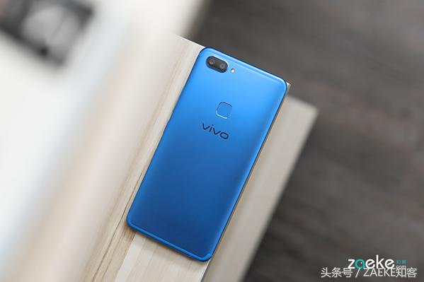 看厌了全面屏手机后，vivo X20以“vivo蓝”颜色再出场