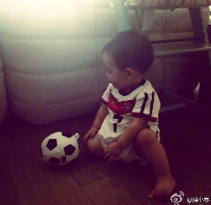 Jasper婴儿时期旧照曝光，幼时几乎和陈小春长得一模一样