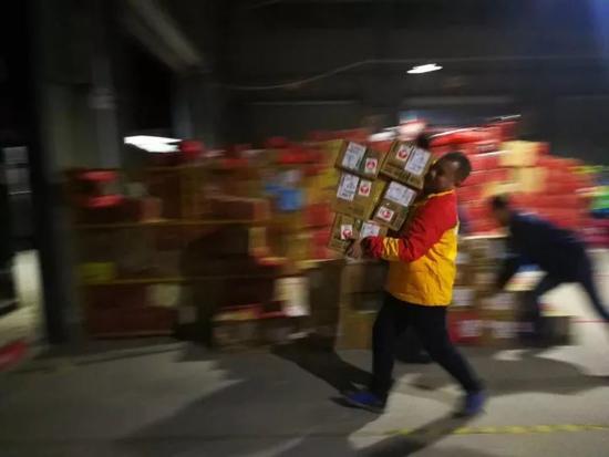 2017双11快递爆仓,快递员累惨,你的包裹到