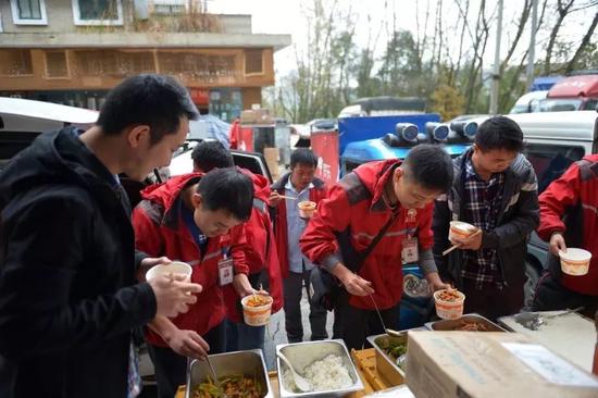 2017双11快递爆仓,快递员累惨,你的包裹到