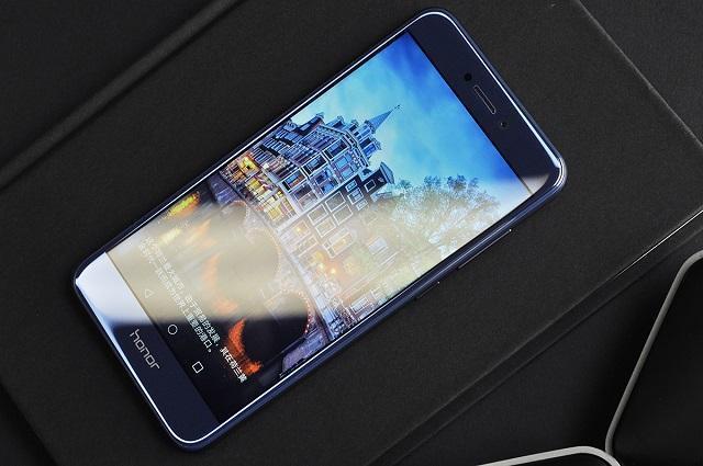 3G运行内存 蓝色玻璃外壳，这款2020年公布的华为荣耀手机已经降至999元